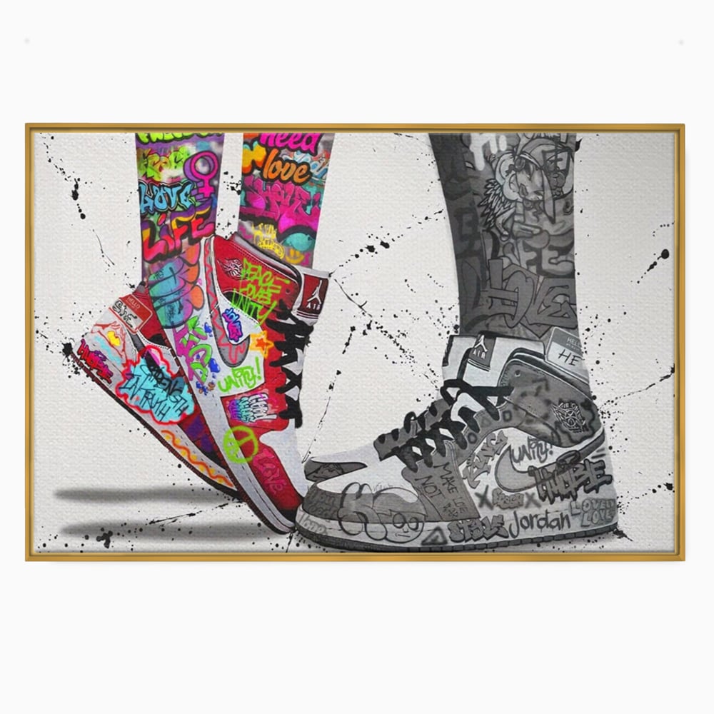 Tablou canvas cu tablou canvas cu adidasi graffiti si picioare, in rama de aluminiu auriu
